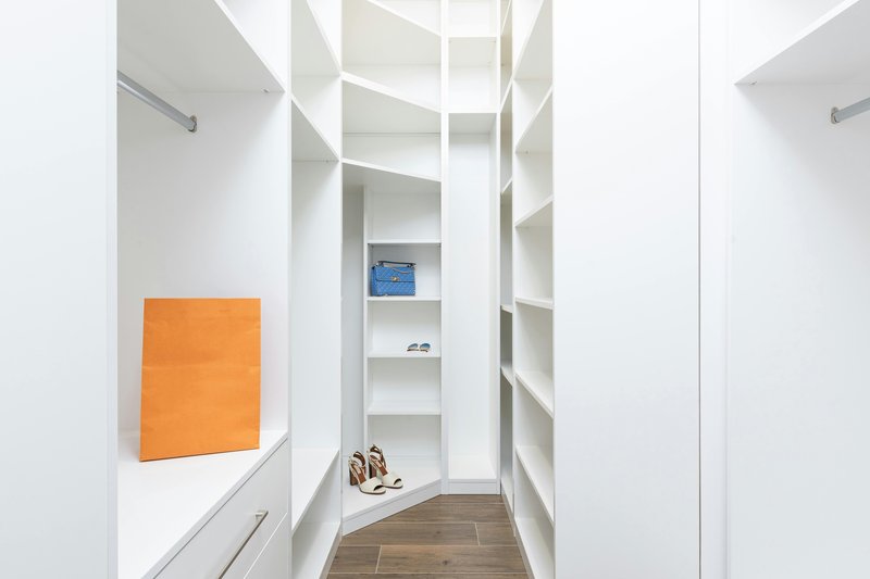 maximize corner space walk in closet — practical organization ideas