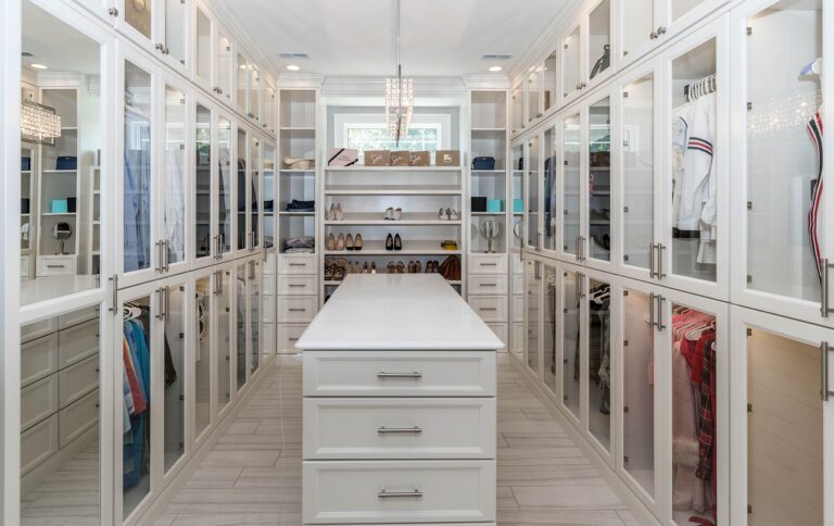 Walk-In Closet Bench Ideas and Seating Solutions for a Functional Luxury Space