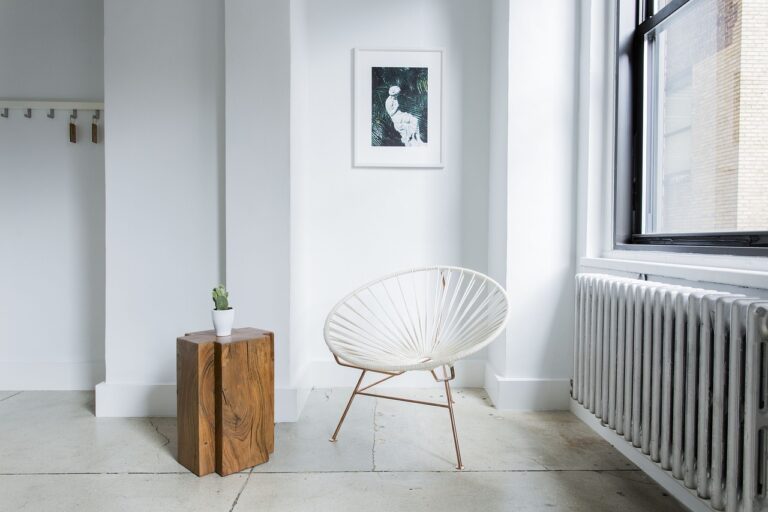 Scandinavian Minimalist Closet: White and Wood Design Guide