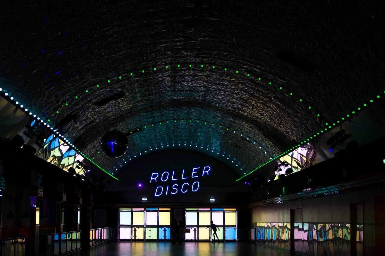 dark, inside, gym, roller, disco, building, mirror, glass, black gym, black building, black glass, black mirror, black g